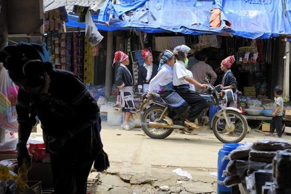 Vietnam, Lao Cai province, North-West Sapa district, multi-ethnic market at Muong Hum