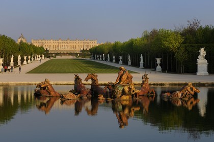 France, Yvelines (78), parc du château de Versailles, classé Patrimoine Mondial de l'UNESCO, le bassin d'Apollon par Tuby avec le char d'Apollon et l'axe du Soleil vers le château