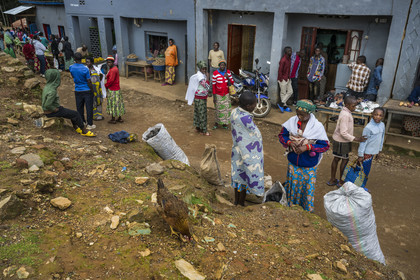 Rwanda, Province de l’Ouest, Gisakura, commerces et étals dans les rues du village