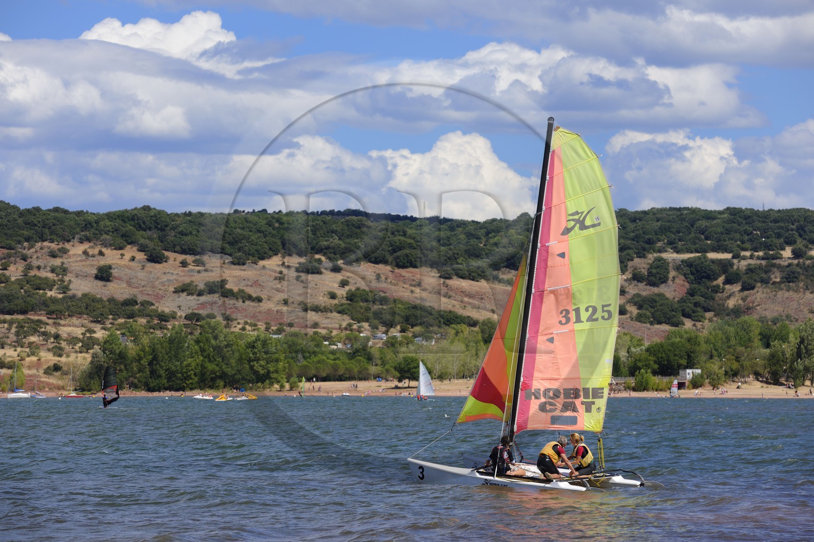 France, Hérault (34), Hobie Cat sur le lac de Salagou