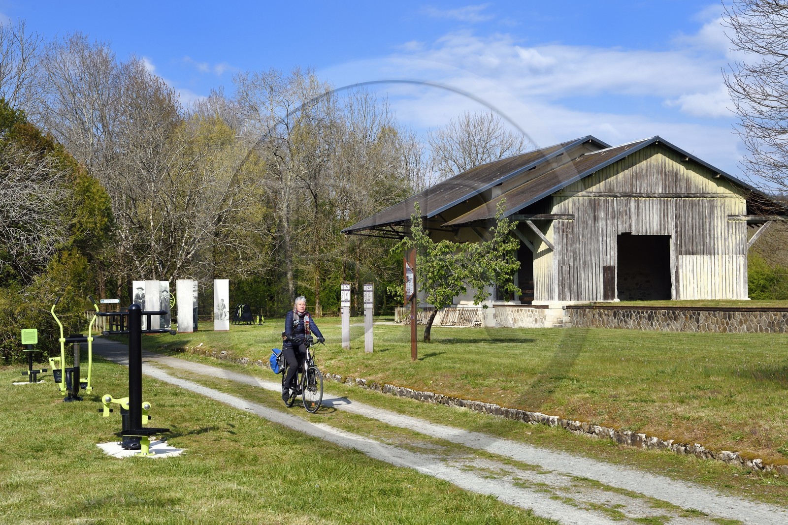 France, Dordogne (24), Périgord Vert, Saint-Jean-de-Côle, labellisé Les Plus Beaux Villages de France, cycliste sur la voie verte de la véloroute Flow Vélo qui emprunte l'ancienne voie de chemin de fer, hangars de l'ancienne gare
