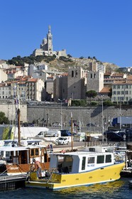 France, Bouches-du-Rhône (13), Marseille, Le Vieux Port, Abbaye Saint Victor et la basilique Notre Dame de La Garde en arrière plan