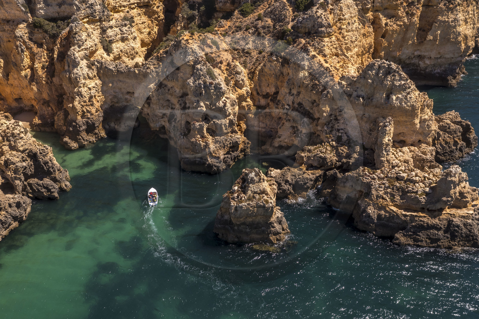 Portugal, Algarve, Lagos, découverte en bateau des criques et des grottes dans les falaises escarpées de la Ponta da Piedade (vue aérienne)
