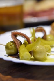 Espagne, Pays basque espagnol, Biscaye, Bilbao, pintxos appelée Gilda (piments,anchois et olives)