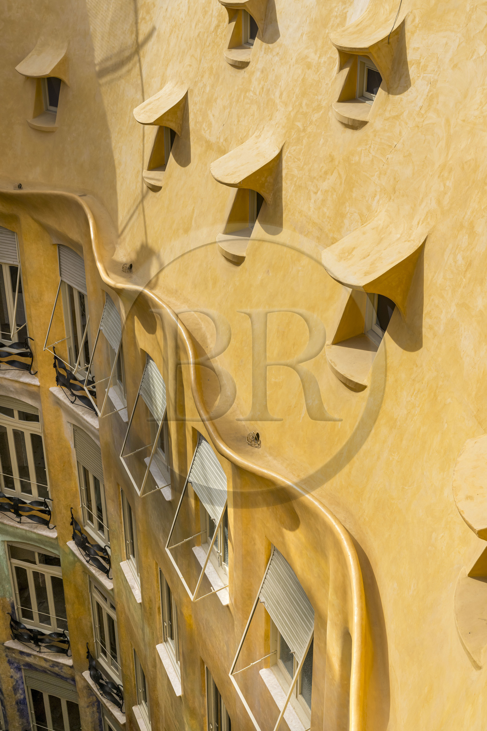 Espagne, Catalogne, Barcelone, quartier de l'Eixample, Passeig de Gracia, Pedrera ou Casa Mila (1905-1910) de l'architecte du modernisme catalan Antoni Gaudi, site classé au Patrimoine Mondial de l'UNESCO, la cour intérieure de l'édifice vue depuis le toit