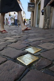 Allemagne, Bade-Wurtemberg, Fribourg en Brisgau, Stolpersteine,  pierre contre l'oublie de la déportation des habitants juifs et tziganes de la ville pendant la période nazie, création de l'artiste berlinois Gunter Demnig
