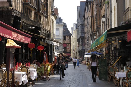 France, Indre et Loire (37), Tours, la rue du Commerce qui mene à la place Plumereau -  - France, Indre et Loire, Tours, rue du ommerce that leads to the place Plumereau