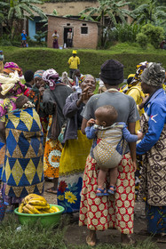 Rwanda, Province du Nord, District de Musanze (Ruhengeri), jour de marché à Muryabazira sur la Route Nationale 4 entre Kigali et Ruhengori, femme transportant son bébé dans son dos