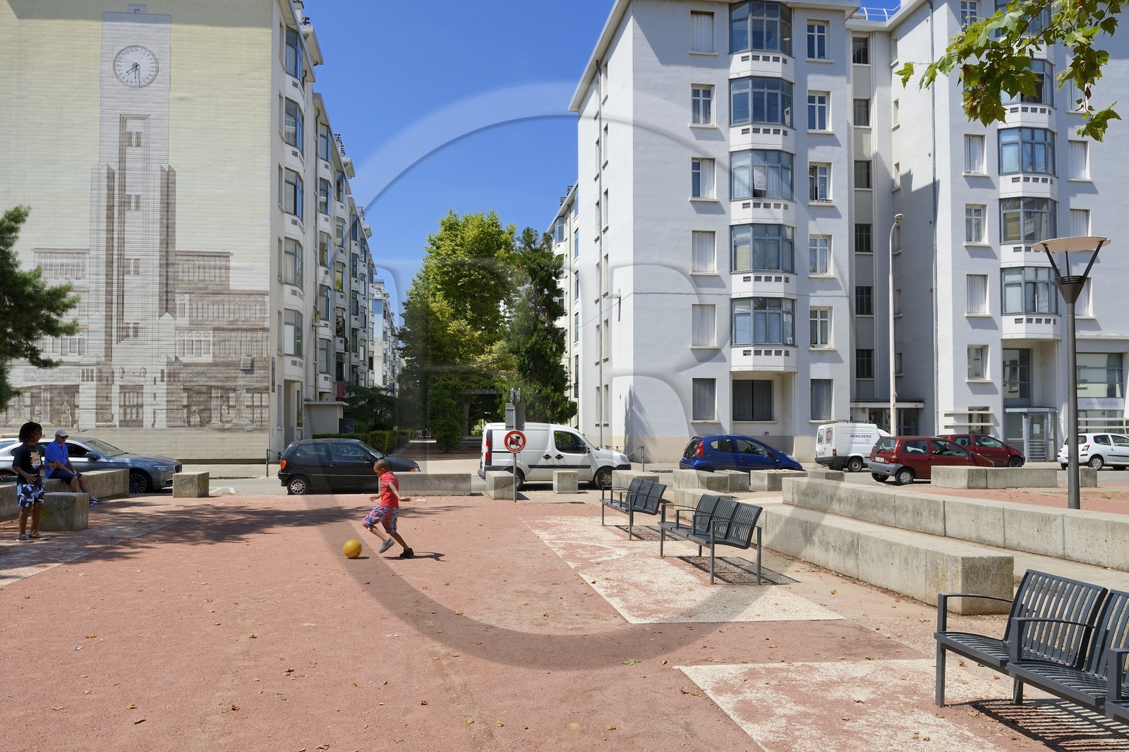 France, Rhone, Lyon, the Tony Garnier Urban Museum in the popular neighborhood of the Etats-Unis (United States), murals designed by the artists from CitéCréation depicting the work of the architect Tony Garnier