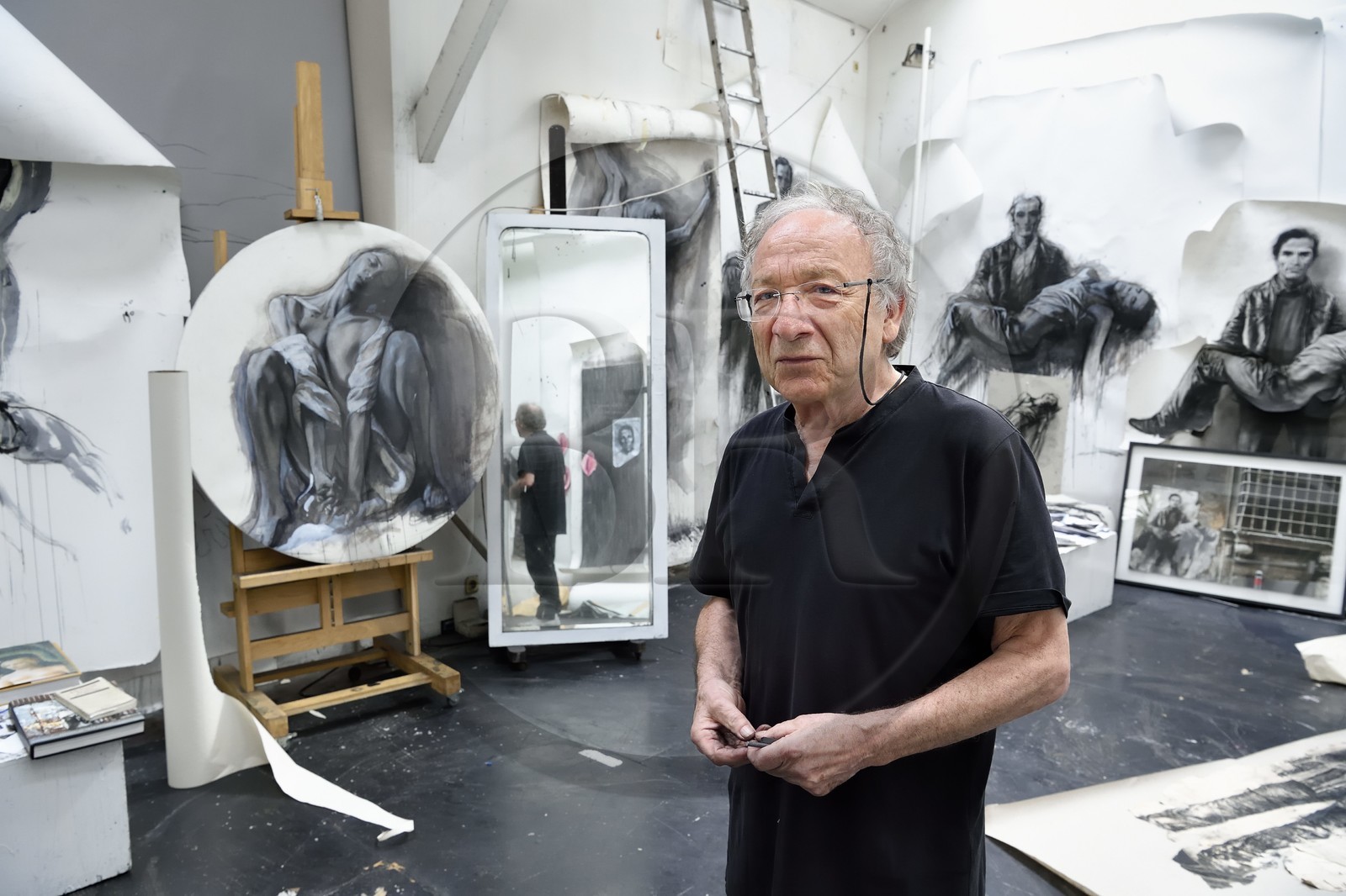 France, Ivry-sur-Seine (94), l'artiste plasticien Ernest Pignon-Ernest dans son atelier France, Ivry-sur-Seine (94), l'artiste plasticien Ernest Pignon-Ernest dans son atelier