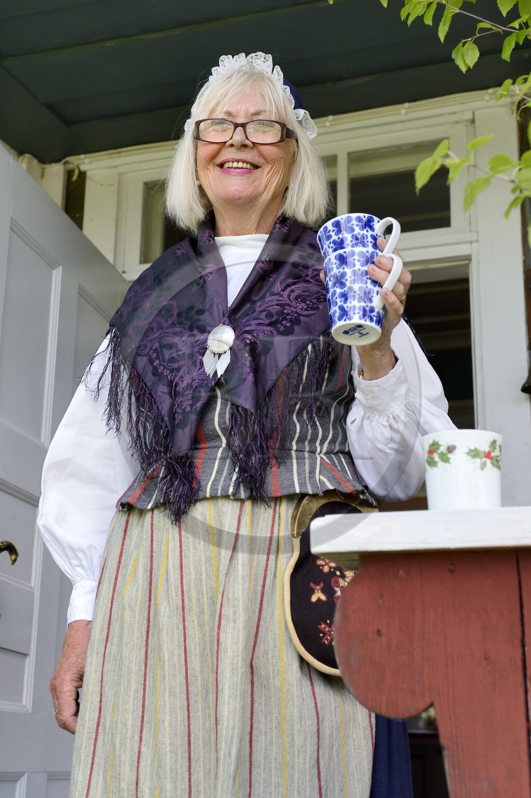 Suède, comté de Dalécarlie, région de Leksand, dame en costume traditionnel pour les célébrations du solstice d'été dans le petit hameau de Sunnanäng