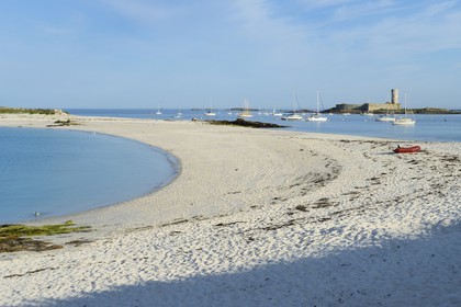France, Finistère (29), La Foret Fouesnant, archipel des Glénan, Ile Saint-Nicolas, cordon de sable reliant l'Ile de Bananec et le Fort Cigogne sur l'Ile Cigogne en arrière plan