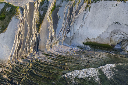France, Pyrénées-Atlantiques (64), Pays-Basque, la Corniche Basque, Urrugne, la côte Atlantique vers Socoa, falaises de flysch (vue aérienne)