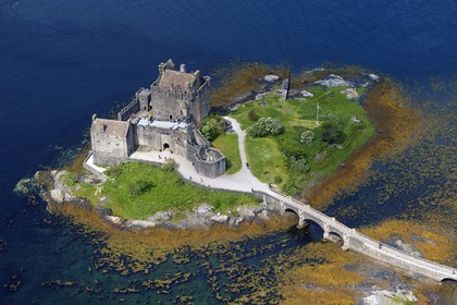 Royaume-Uni, Ecosse, Highland, Dornie, Eilean Donan castle à l'entrée du Loch Duich (vue aérienne)