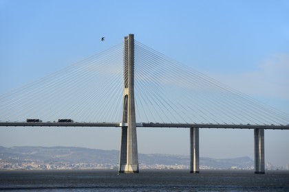 Portugal, Lisbonne, Parque das Nações (Parc des nations) construit pour l'exposition universelle de 1998, le pont Vasco de Gama sur le Tage