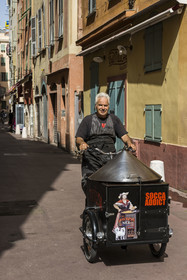 France, Alpes-Maritimes (06), Nice classée Patrimoine Mondial de l'UNESCO, rue Barillerie dans le Vieux Nice, Robert vendeur et livreur de socca de Chez Theresa, galette à base de farine de pois chiche et spécialité de Nice