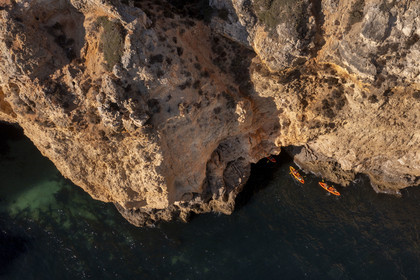 Portugal, Algarve, Lagos, découverte en kayak des grottes dans les falaises escarpées de la Ponta da Piedade (vue aérienne)