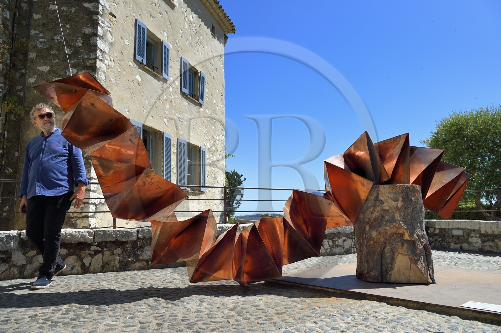 France, Alpes-Maritimes (06), Saint Paul de Vence, Olivier Kaeppelin Président de la Biennale Internationale de Saint-Paul de Vence, Akossiwa, le Temps d'une Routine (2017) oeuvre de Kokou Ferdinand Makouvia