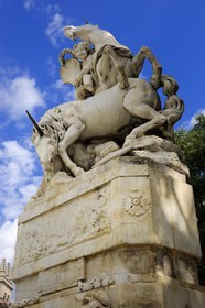 France, Hérault (34), Montpellier, centre historique, l'Ecusson, la fontaine aux licornes dans le jardin de la place du Canourgue