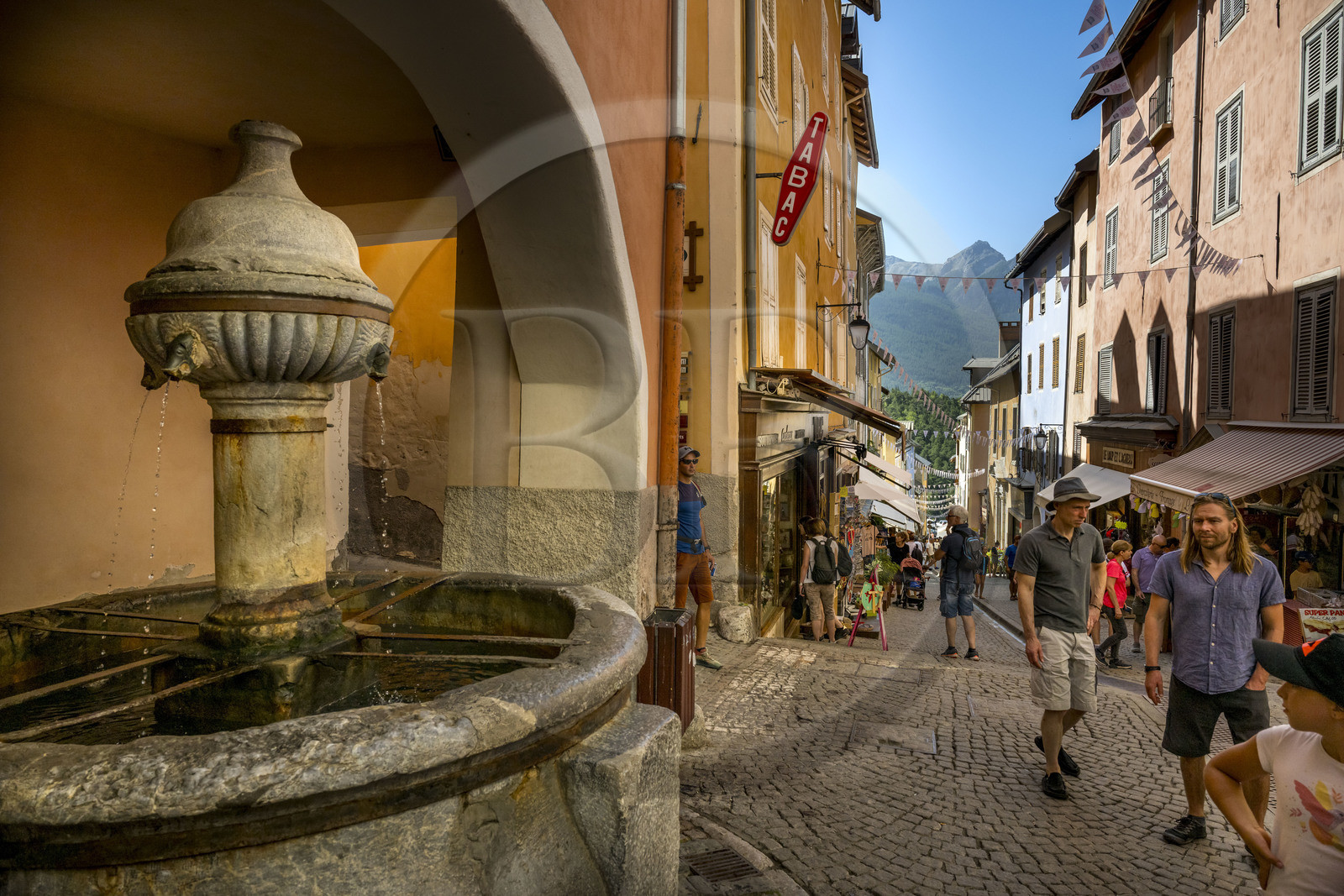 France, Hautes Alpes (05), Briançon, site Vauban classé Patrimoine Mondial de l'UNESCO, vieille ville dans l'enceinte de la citadelle, la fontaine des Soupirs dans la Grande Rue