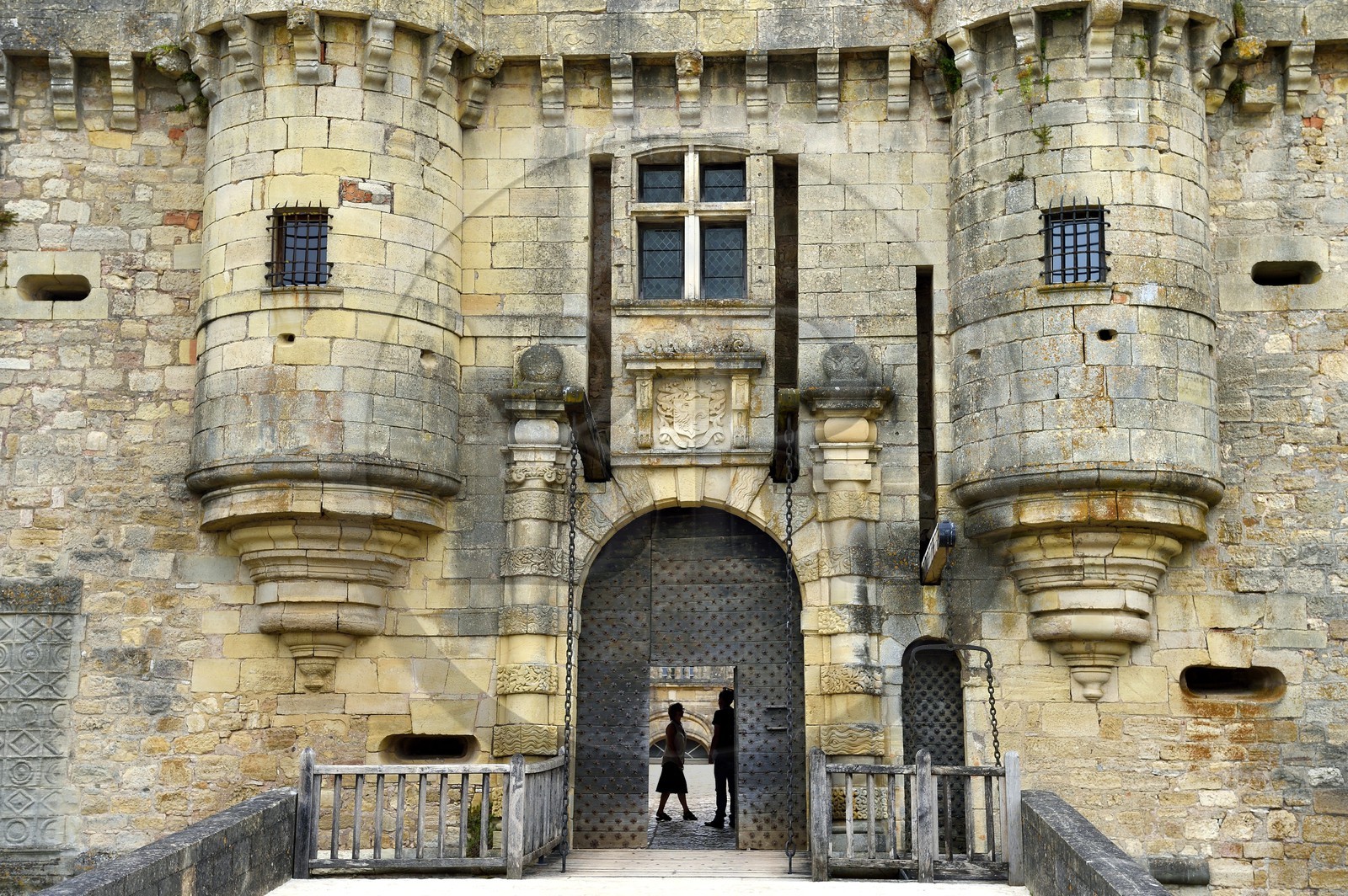 France, Dordogne (24), Périgord Noir, chateau de Hautefort, le pont-levis de l'entrée