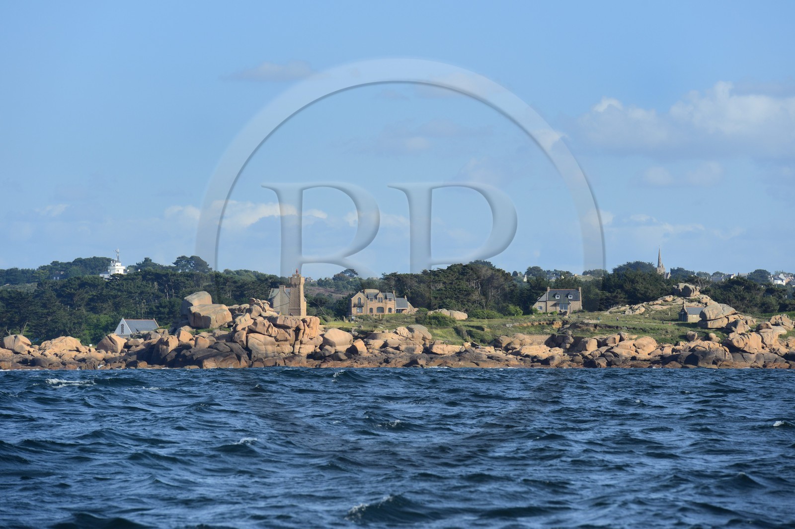 France, Côtes-d'Armor (22), Côte de Granit Rose, Perros-Guirec, Ploumanac'h, la pointe de Squewel et le phare de Mean Ruz