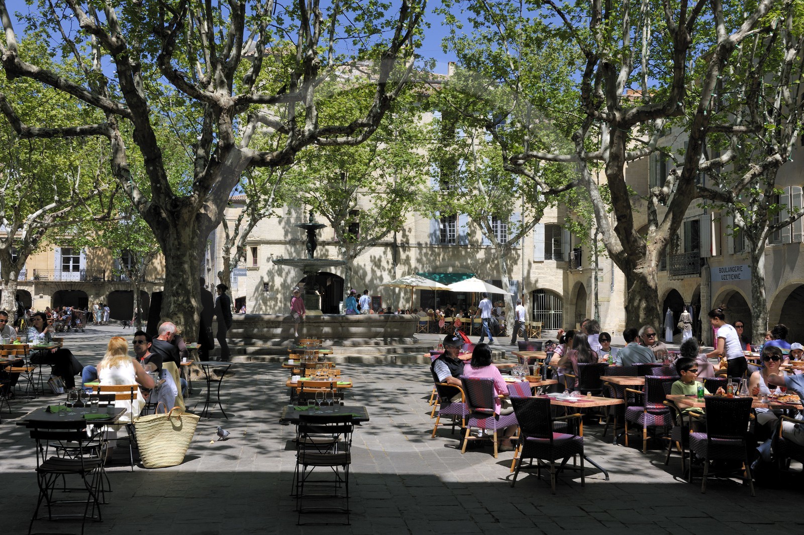 France, Gard (30), Uzès, classée ville d'art et d'histoire, la Place aux Herbes entourée de maisons à arcades et ses terrasses de café