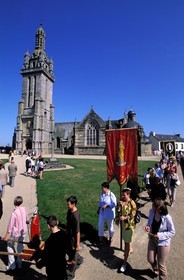 France, Finistère (29), enclos paraoissialde Pleyben, procession Pardon de Saint-Germain l'Auxerrois