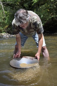 France, Dordogne (24), région de Jumilhac-le-Grand, orpaillage dans la rivière l'Isle vers Tindeix, le chercheur d'or Philippe Roubinet