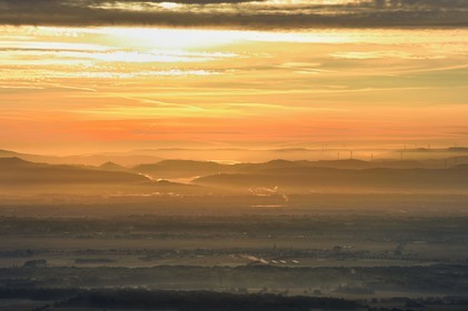 France, Bas-Rhin (67), vue depuis le Mont Saint-Odile, la plaine d'Alsace et la Forêt Noire en arrière plan