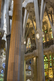 Espagne, Catalogne, Barcelone, quartier de l'Eixample, basilique de la Sagrada Familia de l'architecte du modernisme catalan Antoni Gaudi classée Patrimoine Mondial de l'UNESCO, le côté Est de la Nef et l'intérieur de la façade de la Nativité dédié à St Joseph en arrière plan