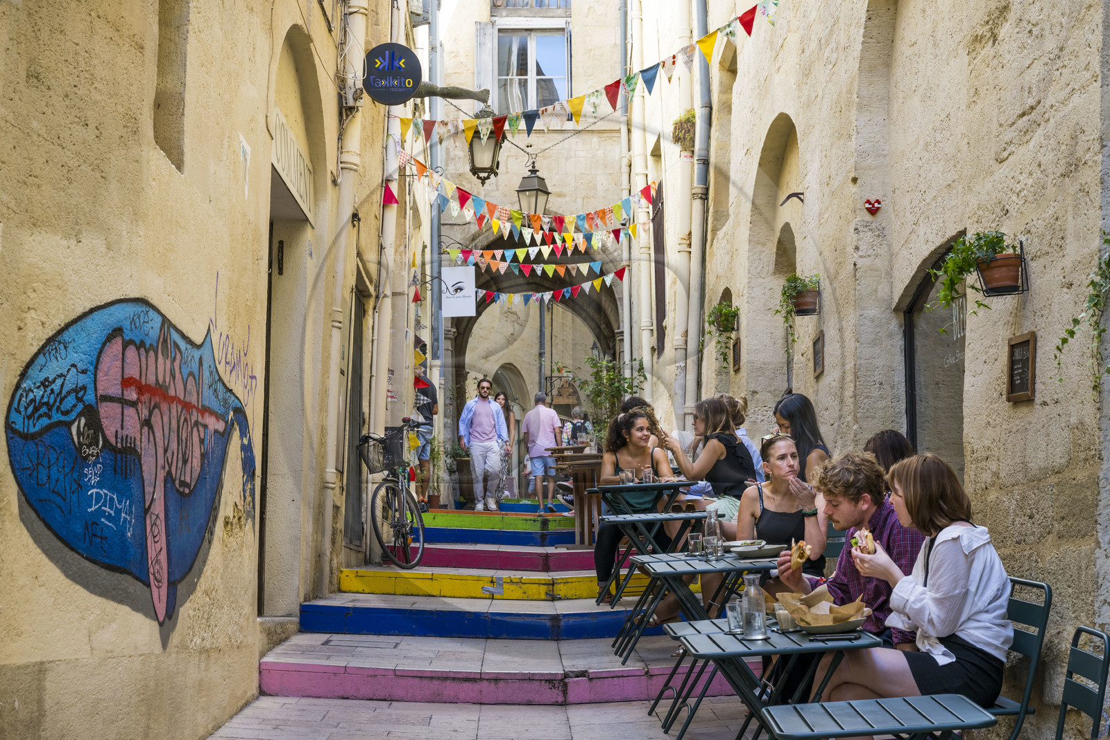 France, Hérault (34), Montpellier, centre historique appelé l'Ecusson, la rue du Bras de Fer avec ses contremarches peintes en street art