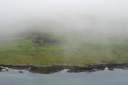 Royaume-Uni, Ecosse, Highland, Hébrides intérieures, Ile de Iona face à l'Ile de Mull, abbaye d'Iona en bordure de mer (vue aérienne)