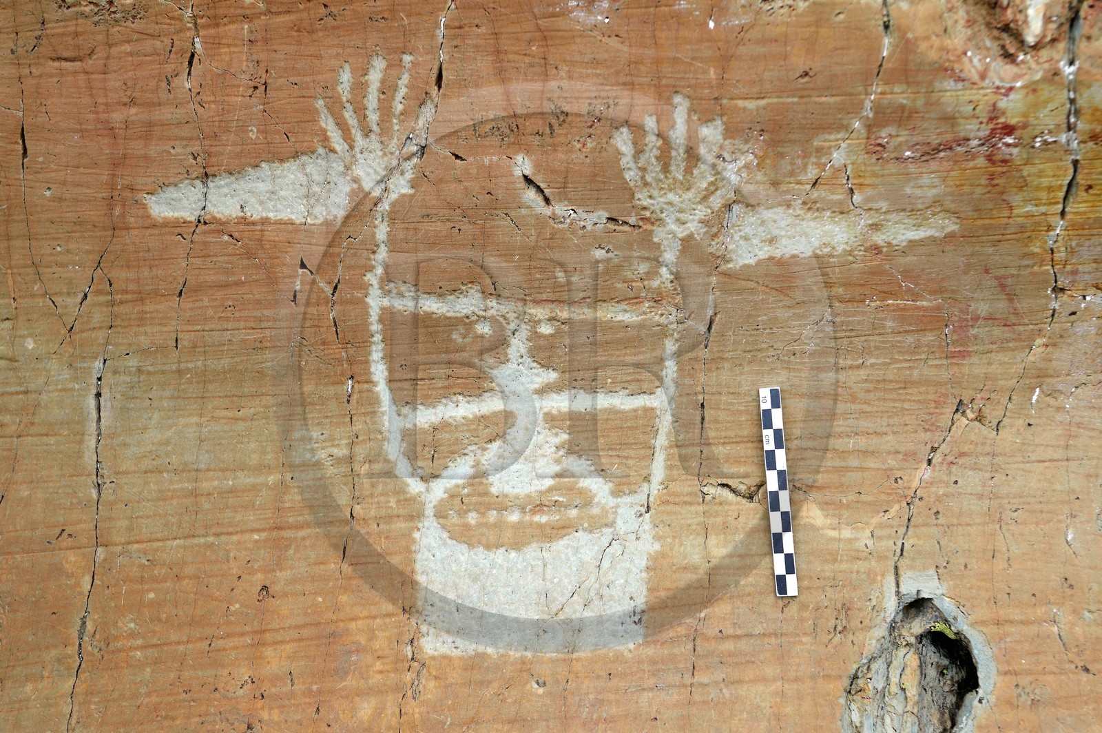 France, Alpes-Maritimes (06), parc national du Mercantour, vallée des Merveilles parsemée de milliers de gravures rupestres de l'Age de bronze, figure anthropomorphe gravée sur la roche dite du Sorcier sur les dalles de schiste jaune des chiappes