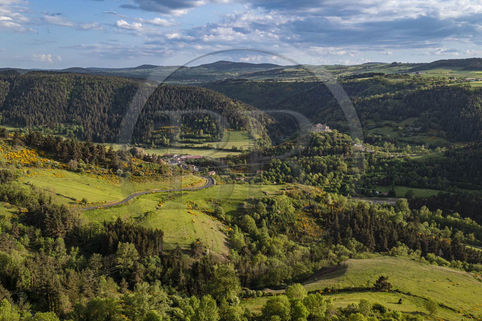 France, Haute-Loire (43), Goudet, le chateau de Beaufort construit vers 1200 domine la vallée de la Loire, randonnée avec un âne sur le chemin de Stevenson (GR 70) (vue aérienne)