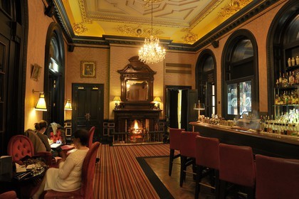 Royaume-Uni, Irlande du Nord, Belfast, le bar du Merchant Hotel dans une ancienne banque