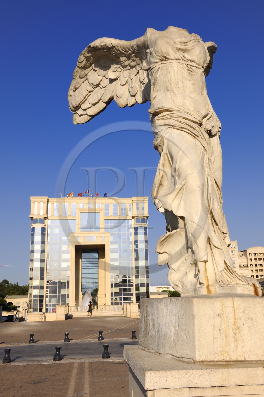 France, Hérault (34), Montpellier, quartier Antigone, réplique de la Victoire de Samothrace et l' Hôtel de région de l'architecte Ricardo Bofill