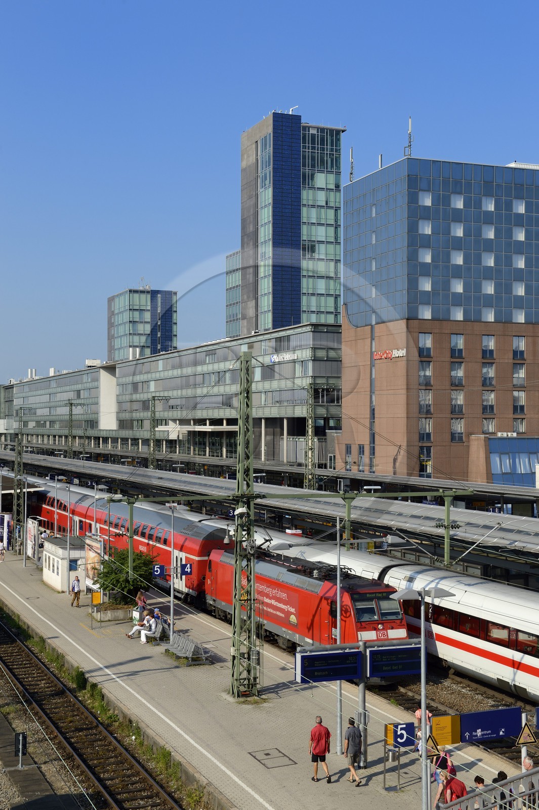 Allemagne, Bade-Wurtemberg, Fribourg en Brisgau, la gare centrale et tour solaire