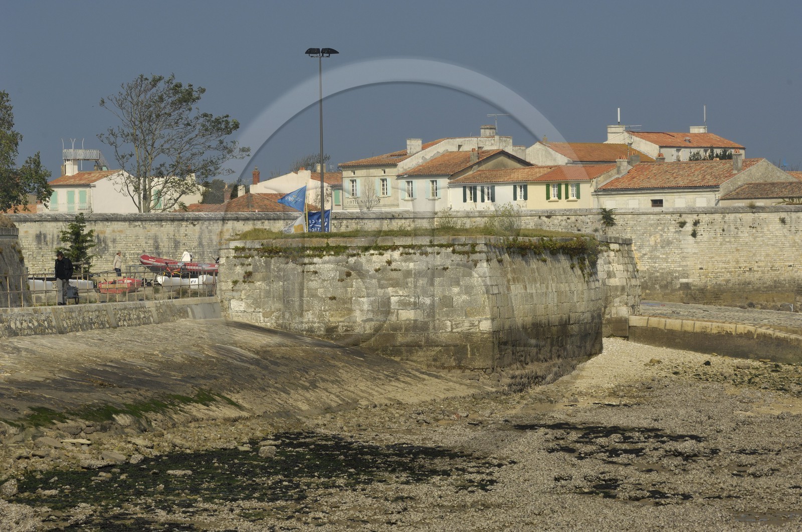 France, Charente-Maritime (17), Ile d'Aix, le bourg, les remparts à l'Est