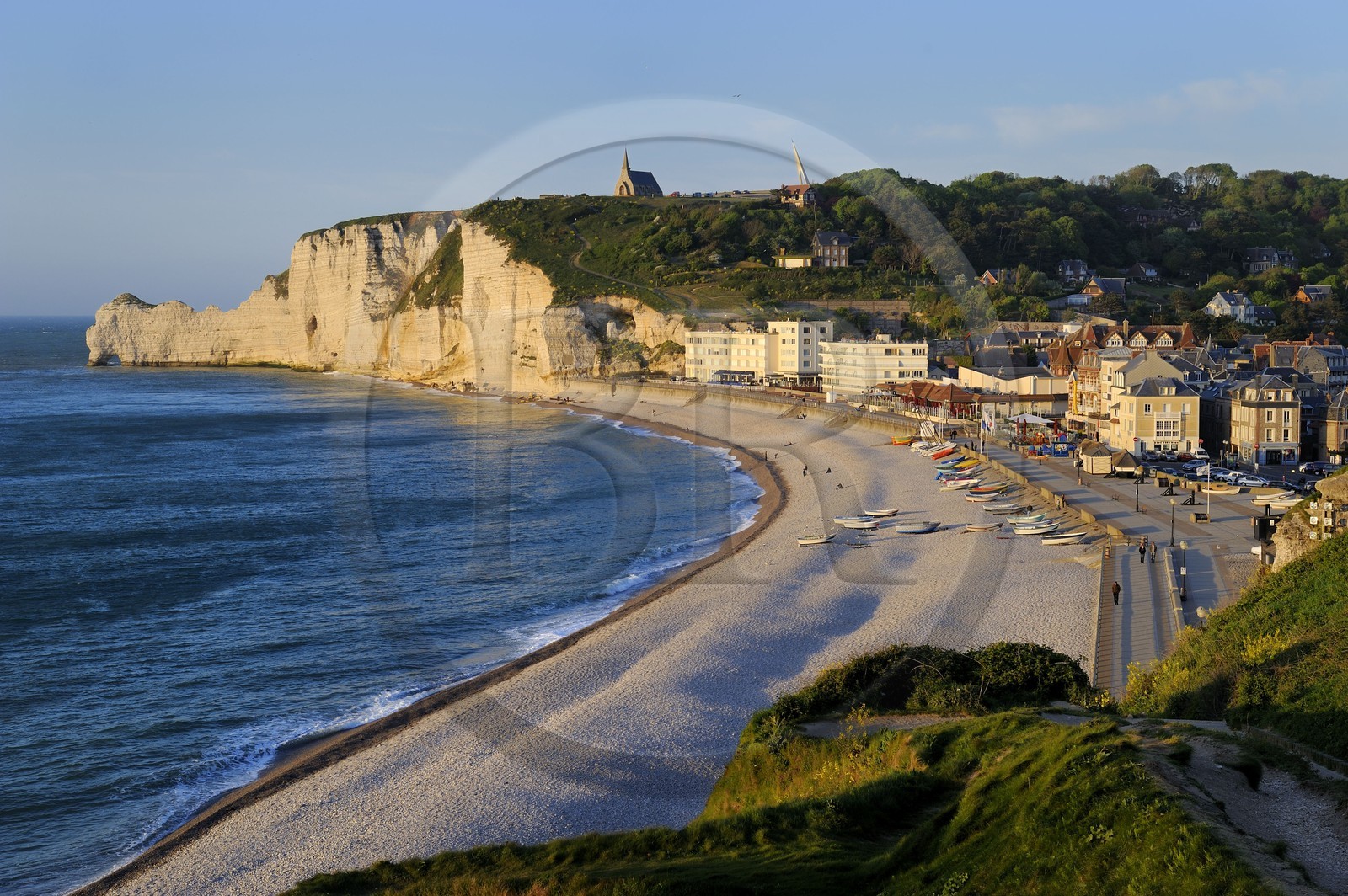 France, Seine-Maritime (76), Pays de Caux, Côte d'Albâtre, Etretat et sa plage, en arriere plan la falaise d'Amont et l'église Notre-Dame-de-la-Garde