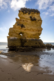 Portugal, Algarve, Lagos, la plage de Praia Dona Ana bordée par des falaises escarpées