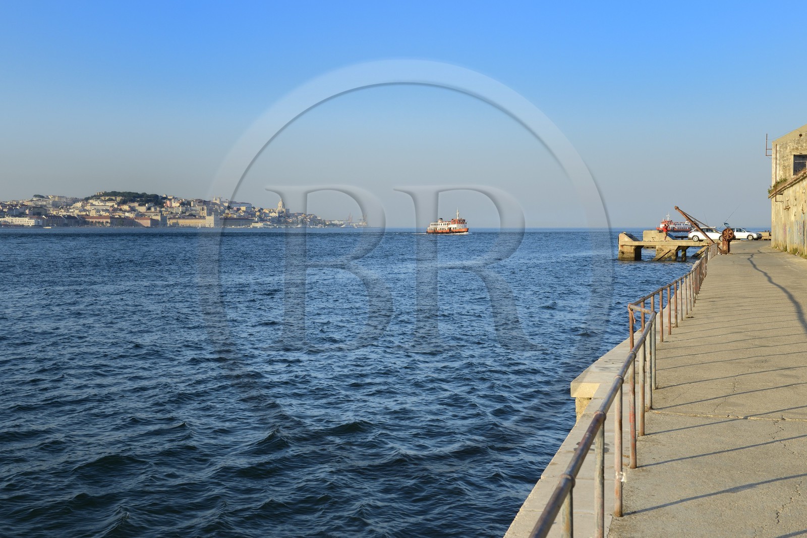 Portugal, Lisbonne, ferry sur le fleuve Tage (Rio Tejo) et le centre historique en arrière-plan à gauche