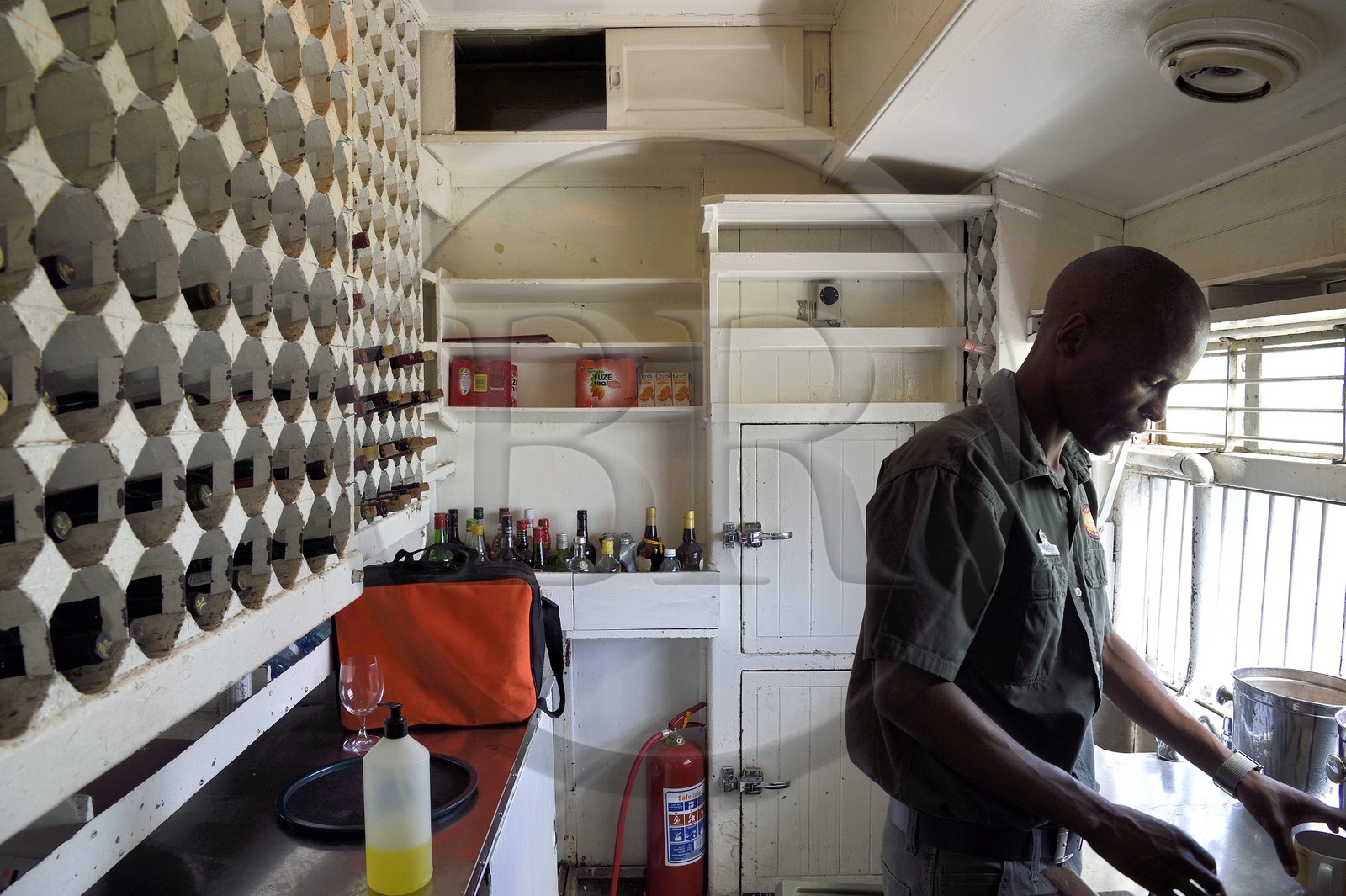 Namibie, région de Khomas, Windhoek, le train Shongololo express, la cave de la voiture-restaurant