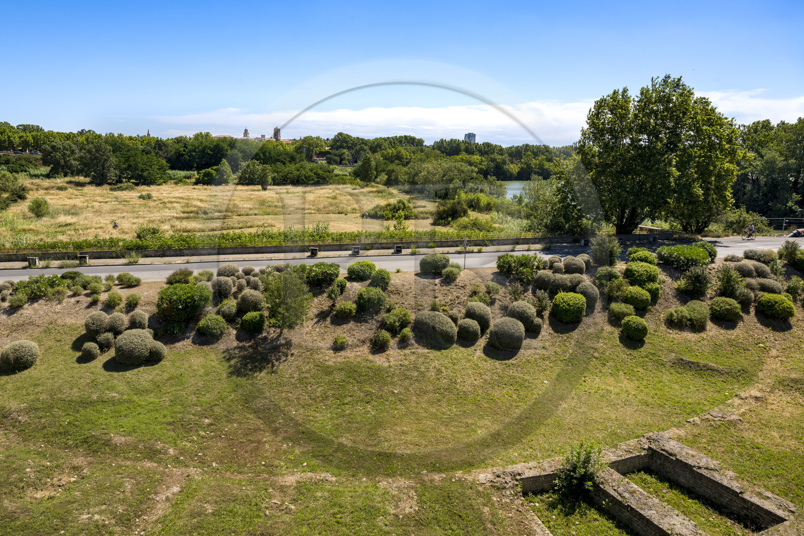 France, Bouches-du-Rhône (13), Arles, vestiges du cirque romain construit à partir de 149-150, il mesurait 450m de long sur 101m de large en bordure du musée départemental Arles antique France, Bouches-du-Rhône (13), Arles, vestiges du cirque romain construit à partir de 149-150, il mesurait 450m de long sur 101m de large en bordure du musée départemental Arles antique