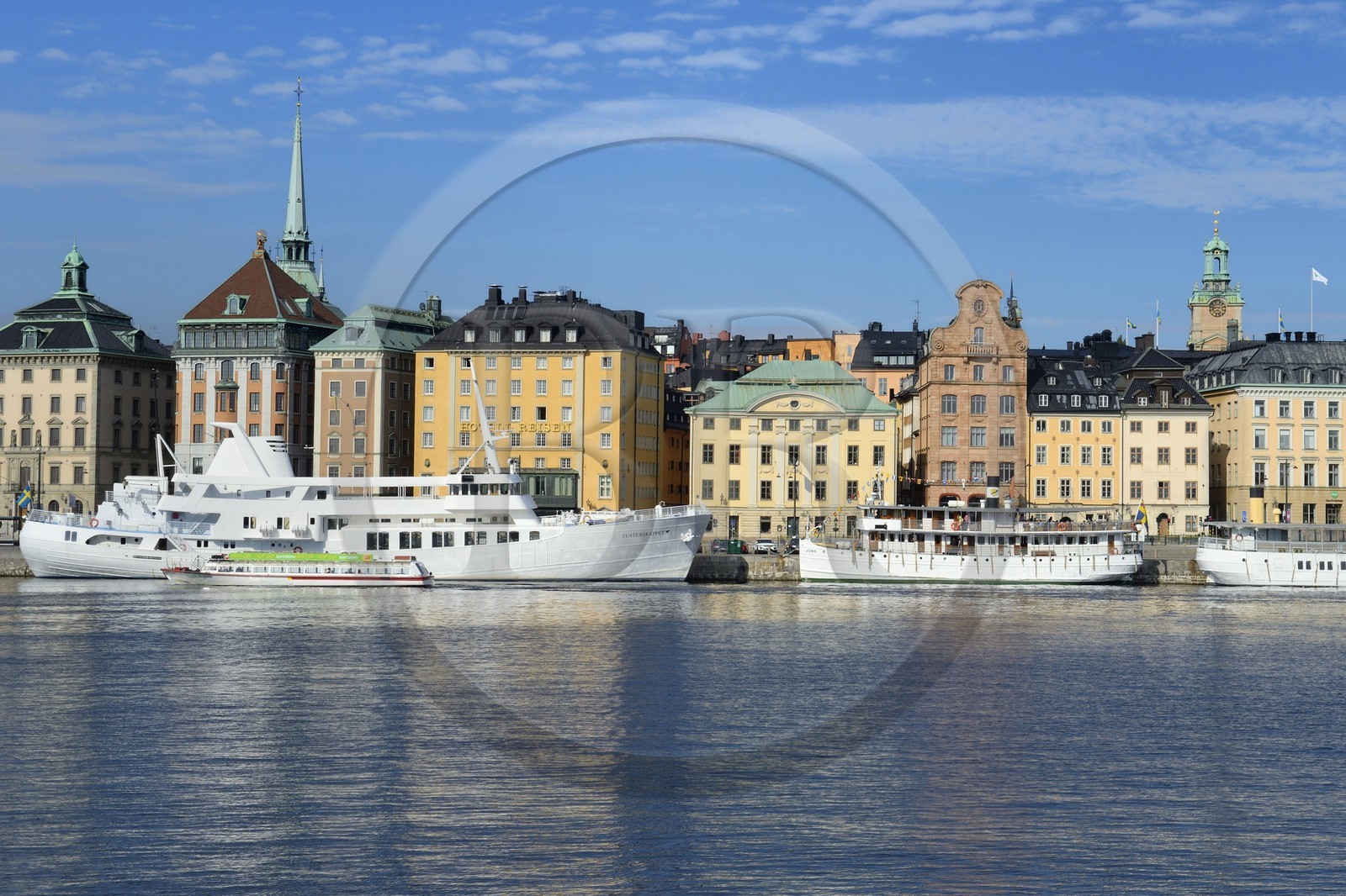 Suède, Stockholm, vue sur la vieille ville dans l'île de Gamla stan (Gamala Stan Riddarholmen) depuis l'île de Skeppsholmen