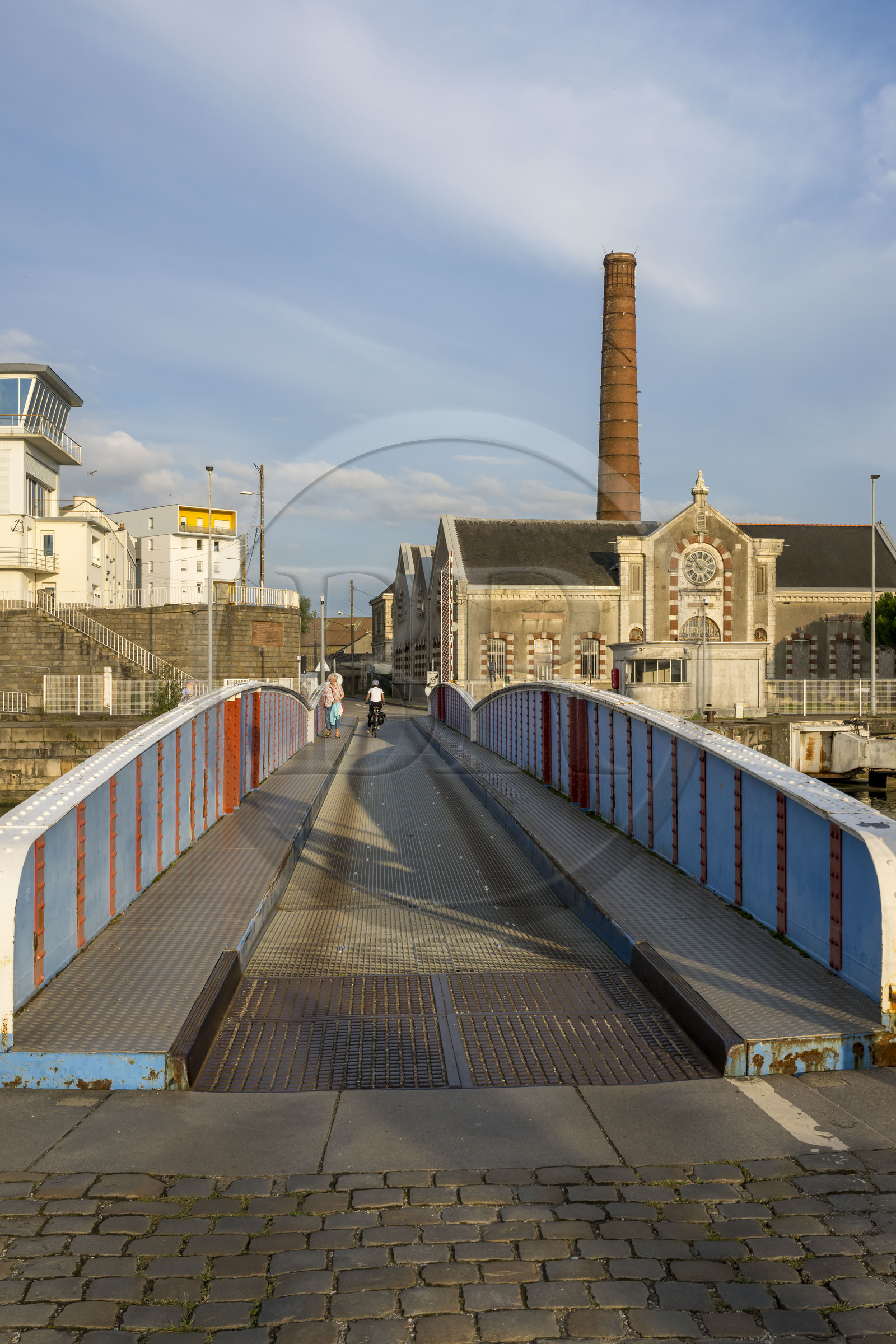 France, Loire-Atlantique (44), Saint-Nazaire, entrée de l'écluse sud, pont tournant et capitainerie faisant face à l'ancienne usine élévatoire, lieu de l’Opération Chariot lancée en 1942 par les Britanniques