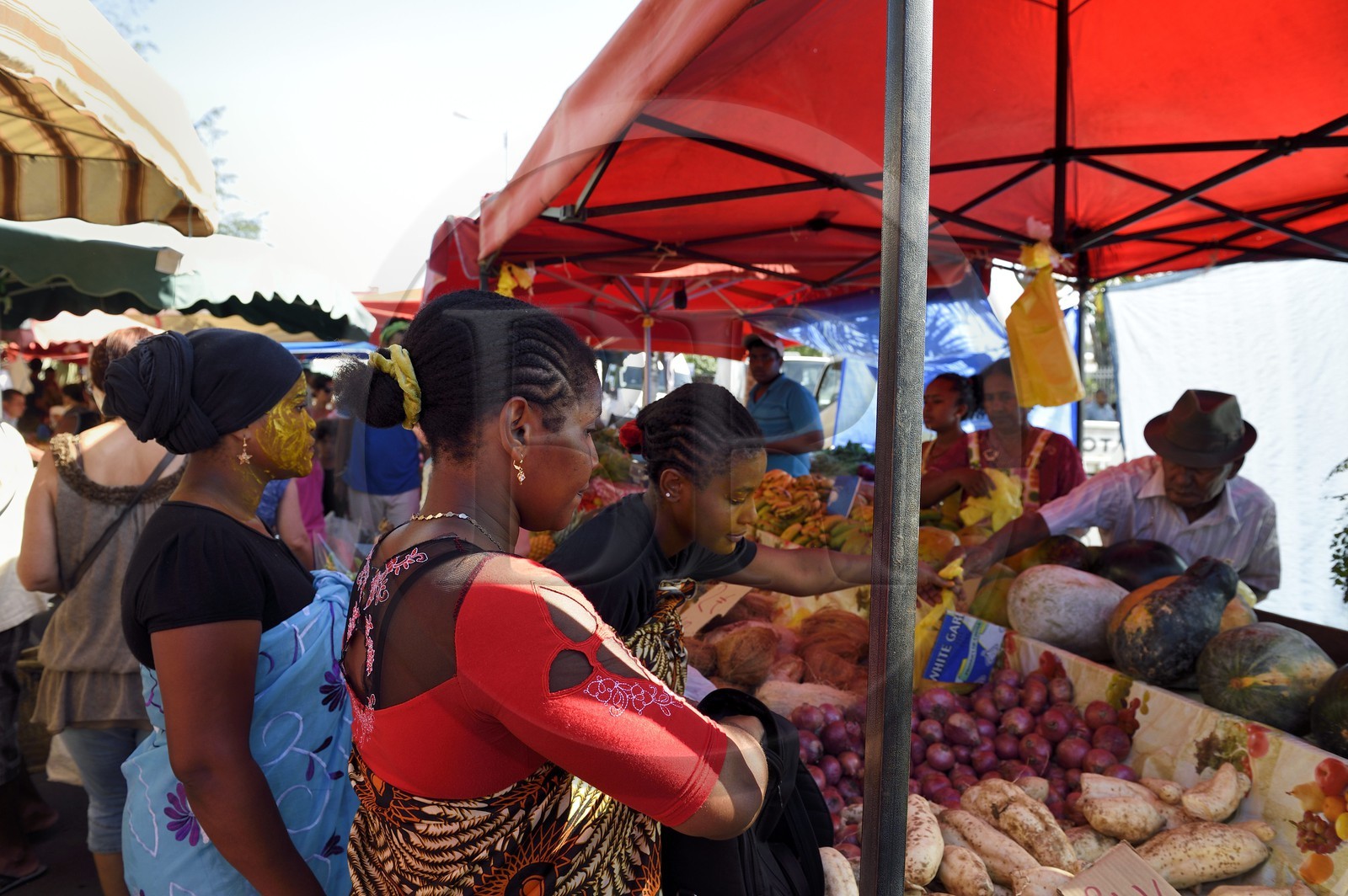 France, Ile de la Reunion, Saint-Pierre, le marché du samedi, femmes de Mayotte