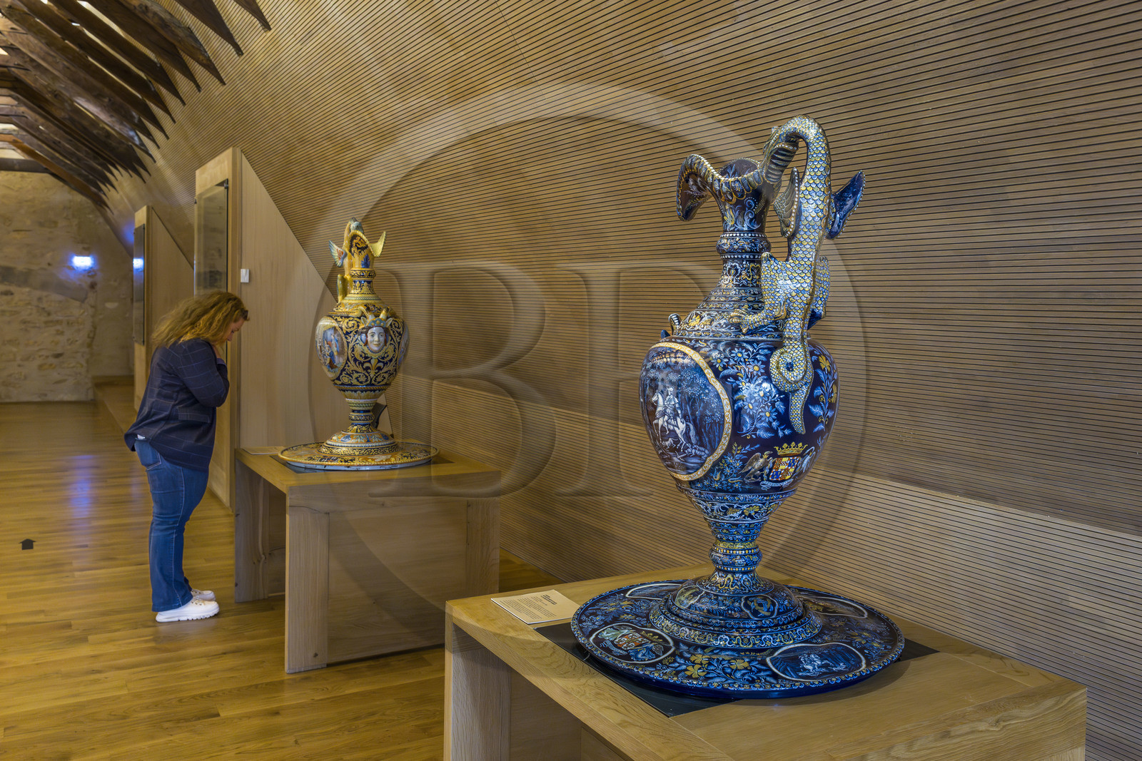 France, Nièvre (58), Nevers, musée de la Faïence et des Beaux-Arts, Aiguière, décor de scènes de chasse La légende de Saint Hubert, manufacture Le Bout du Monde (1889)