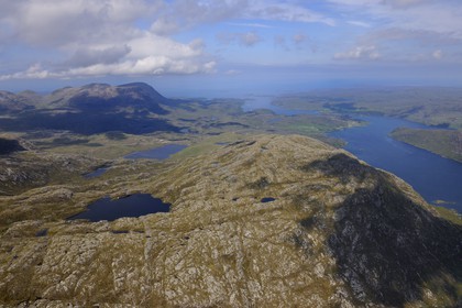 Royaume-Uni, Ecosse, Highland, Sutherland, Loch Glencoul rejoignant un passage maritime le Loch a Chairn Bhain qui relie la baie d'Eddrachillis (vue aérienne)