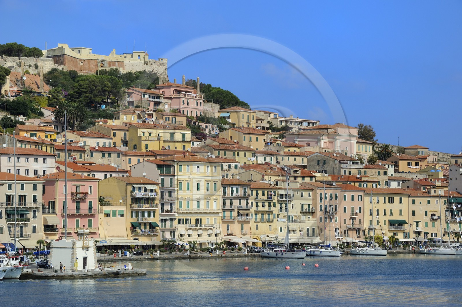 Italie, Toscane, l’Ile d’Elbe, Portoferraio dominée par la forteresse Médicis